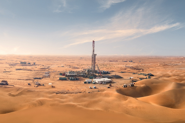 Prospección petrolera en la zona desértica de Al Dhafra, Emiratos Árabes Unidos, uno de los productores de crudo que prevé incrementar la extracción, mientras que los objetivos del Acuerdo de París contra el calentamiento global señalan que debe reducirse cada año. Foto: Adnoc