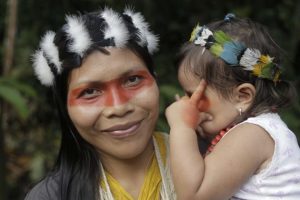 Nemonte Nenquimo, lideresa Waorani de la Amazonia ecuatoriana, con su hija Daime. Foto: Jerónimo Zúñiga/ Amazon Frontlines