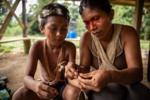 Nemonte Nenquimo en casa preparándose para ir a pescar, comunidad de Nemonpare, Pastaza, Amazonia ecuatoriana. Foto: Jerónimo Zúñiga/Amazon Frontlines