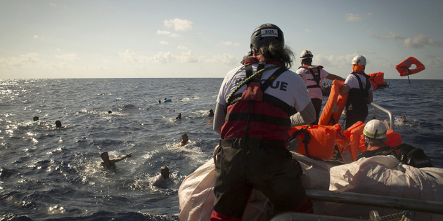 Rescatistas de SOS Méditerranée y Médicos Sin Fronteras auxilian a náufragos en el Mediterráneo central. Unos 700 migrantes perecieron este año en esas aguas tratando de llegar desde el norte de África al sur de Europa. Foto: Maud Veith/SOS Méditerranée