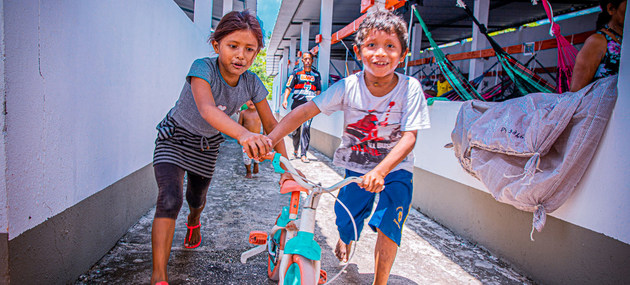 Niños venezolanos juegan en un albergue en Manaus, Brasil, uno de los países que ha acogido a cientos de miles de migrantes y refugiados del país vecino, para los que la ONU lanza un programa de asistencia a lo largo de 2021. Foto: Felipe Irnaldo/Acnur