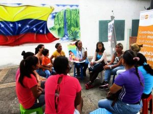 Un grupo de mujeres de Venezuela participa en un taller del UNFPA sobre salud sexual y reproductiva y prevención de la violencia de género. La agencia de la ONU busca reforzar programas similares en 68 países. Foto: UNFPA