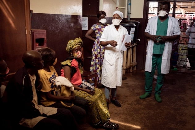 Niños y adultos pacientes de VIH/sida acuden a un centro de salud en la República Centroafricana. Al menos tres de cada cinco nuevos casos de esa enfermedad en el mundo se registran en la región de África al sur del Sahara. Foto: Adrienne Surprenant/MSF
