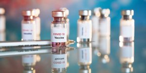Las vacunas comenzarán a llegar a la región en marzo o abril y aún pasarán meses antes de que se logre cortar la transmisión del coronavirus que provoca la covid-19, advierte la Organización Panamericana de la Salud. Foto: OPS