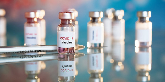 Las vacunas comenzarán a llegar a la región en marzo o abril y aún pasarán meses antes de que se logre cortar la transmisión del coronavirus que provoca la covid-19, advierte la Organización Panamericana de la Salud. Foto: OPS