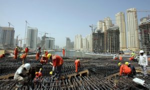 Trabajadores se afanan en la construcción de un edificio en Dubái. La construcción de nuevos edificios en el futuro, que es una actividad de alto consumo energético, se llevará a cabo principalmente en países en desarrollo, no en economías avanzadas. Foto: S. Irfan Ahmed/IPS