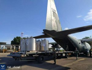 Un avión de la Fuerza Aérea Brasileña es cargado con grandes cilindros de oxígeno parasu traslado a Manaus. Aeronaves militares cargadas también con bombonas de menor capacidad alivian parcialmente el trágico déficit en la capital amazónica. Pero sería necesario un puente aéreo de al menos 12 aviones para suministrar el consumo de oxígeno en los hospitales de Manaus en un solo día. Foto: FAB-Fotos Públicas