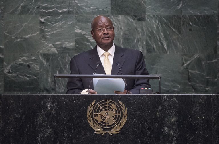 El presidente de Uganda, Yoweri Museveni, quien está en el poder hace 35 años, debe hacer concesiones a sus opositores tras ser declarado su triunfo, si quiere mantener la paz en el país, en tensión tras el arresto de su rival, Bobi Wine, en arresto domiciliario. Foto: Amanda Voisard/ONU