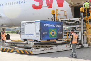 Un cargamento de 5,5 millones de dosis de la vacuna Coronavac, producida en China, llegó a São Paulo el 24 de diciembre. Ya suman más de 10 millones las dosis recibidas, pero falta autorización de la agencia sanitaria reguladora y un plan detallado para que la vacunación empiece en Brasil. Foto: Governo do Estado de São Paulo/ Fotos Públicas