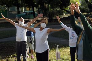 Personas de la tercera edad, protegidas con mascarillas, se ejercitan en un parque del Vedado, un céntrico barrio de La Habana. El aislamiento social por la covid resintió los estilos de vida de ese segmento poblacional de Cuba, con impactos negativos en sus estados psicológicos y emocionales. Foto: Jorge Luis Baños/IPS