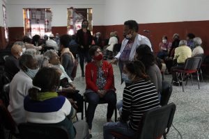 Adultos mayores intercambian experiencias durante un curso del programa Acompáñame, en uno de los centros de la Federación de Mujeres Cubanas en La Habana. La investigadora Rosa destacó durante la actividad la necesidad de incorporar los aspectos emocionales en la política de cuidados. Foto: Jorge Luis Baños/IPS