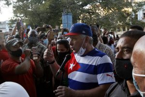 El presidente Miguel Díaz-Canel conversa con asistentes a un mitin convocado por jóvenes, artistas e intelectuales en apoyo al proceso revolucionario en el Parque Trillo del municipio de Centro Habana, a fines de noviembre. El mandatario debe asumir el liderazgo del Partido Comunista de Cuba, el único legal en el país, durante su octavo Congreso, que se celebrará entre el 16 al 19 de abril. Foto: Jorge Luis Baños /IPS
