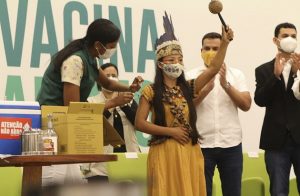 Una enfermera indígena celebras tras ser la primera persona vacunada el 19 de enero en Manaus, la ciudad de Brasil más castigada por la covid, que llegó a tener una crisis de oxígeno que aumentó las muertes por la enfermedad. Foto: Gilson Mello/OMS-Fotos Públicas