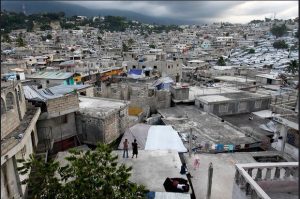 Vista del sector Delmas en Puerto Príncipe, la capital haitiana donde la ONU teme por nuevos estallidos de protestas y represión como las que llevaron, en los tres años anteriores, a fuertes violaciones de los derechos humanos. Foto: BM