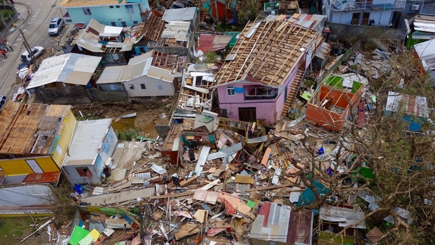 En septiembre de 2017 el huracán María causó en la isla caribeña de Dominica el mayor desastre económico provocado por una tormenta, medido en daños per cápita. La Unctad advierte que las pequeñas islas cargan además el peso de la pandemia y de una fuerte deuda externa. Foto: Ben Parker/IRIN