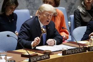 El saliente presidente de Estados Unidos, Donald Trump, usando más que simbólicamente un mazo durante una de sus escasas participaciones en el Consejo de Seguridad de las Naciones Unidas, a la que trató uno de sus enemigos durante sus cuatro años de mandato. Foto: ONU