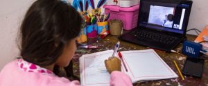 La pequeña Michell Huamán toma notas mientras participa en una clase virtual debido a la pandemia en Lima. Millones de niños en todo el mundo no pueden acceder a este tipo de educación a distancia, profundizando una crisis de aprendizaje. Foto: Víctor Idrogo/BM