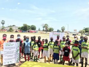 Niños en Kingston se unen a la campaña para mermar el consumo de plásticos y recolectar y reutilizar sus residuos, para favorecer al ambiente, la vida de las comunidades y la industria turística que sostiene la economía. Foto: Pnuma