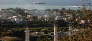Una planta de energía en la isla de Mauricio, en el océano Índico, generando gases de efecto invernadero. El PNUD espera que los resultados de su encuesta mundial ayuden a asumir compromisos frente al cambio climático este año. Foto: Stéphane Bellero/PNUD