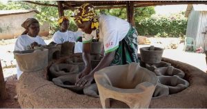 Emprendimiento de cerámica en manos de mujeres. El AfDB se propone en los próximos cinco años contribuir a cerrar la brecha financiera entre mujeres y hombres que emprenden negocios en África. Foto: BM