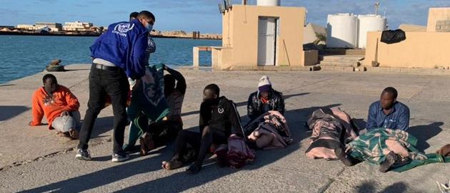 Oficiales de la Organización Internacional para las Migraciones auxilian a sobrevivientes del naufragio frente a las costas de Libia, en el que 43 personas perecieron al adentrarse en la peligrosa ruta marítima del Mediterráneo central. Foto: OIM