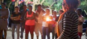 Líderes comunitarias rinden homenaje a activistas sociales asesinados en la región de Chocó, occidente de Colombia. La ONU insiste en que la seguridad de los ex combatientes es prioritaria para el éxito de los acuerdos de paz. Foto: Melissa/ONU Colombia