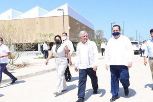 El presidente Andrés Manuel López Obrador (C) durante su visita en agosto a Los Cabos, en el extremo sur de la península de Baja California, el confín noroeste de México. Allí confirmó la construcción allí de la mayor de las dos nuevas plantas desalinizadoras en el estado de Baja California Sur. México cuenta ya con 400 potabilizadoras de agua salobre, pero especialistas alertan sobre sus excesivos costos y sus impactos ambientales. Foto: Gobernación BCS
