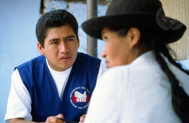 Un voluntario de la Defensoría del Pueblo de Perú dialoga con una mujer en una zona rural del país para conocer sus problemas. Foto: ONU