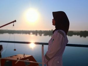 Una tripulante árabe a bordo de una pequeña embarcación de carga en el mar Mediterráneo. Foto: OMI