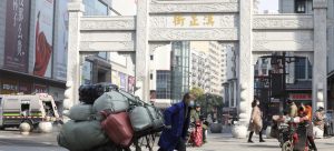 Zona peatonal de Wuhan, la ciudad del centro-este de China donde se detectó el primer brote de covid-19, a partir del cual se desató la pandemia. La respuesta inicial no fue suficientemente firme y rápida, según expertos. Foto: Chen Liang/ONU