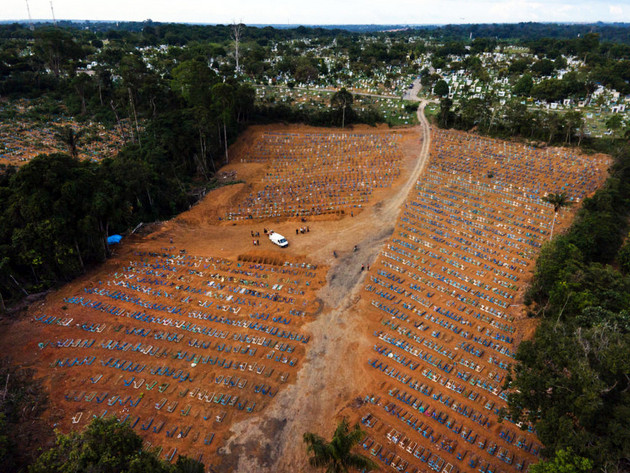 Una de las extensiones improvisadas que se deben realizar continuamente en el cementerio público de Manaus, en este caso el 30 de diciembre, ante la explosión de entierros en la capital del estado de Amazonas, en el norte de Brasil, una de la urbes más golpeadas por la covid en el país. Foto: Bruno Kelly/Amazônia Real-Fotos Públicas
