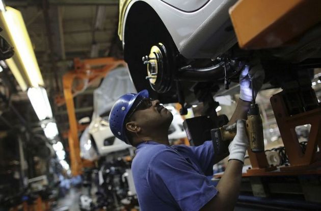 La salida de Ford de Brasil tiene un gran peso simbólico para Brasil, sobre la pérdida de su peso industrial. En la imagen, un trabajador en una línea de montaje de la planta de Ford en São Bernardo do Campo. Foto: CUT