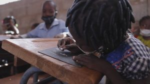 Junto con el gobierno de Burkina Faso, Unicef y la organización suiza Enfants du Monde, la Educación No puede Esperar (ECW) lanzó un nuevo programa con el objetivo de brindar educación a 800 000 niños, niñas y adolescentes del país africano. Foto: ECW