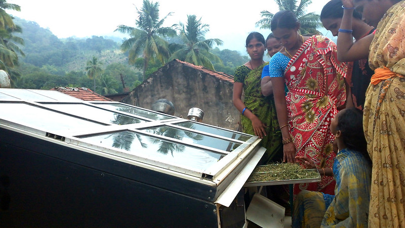 Las mujeres del bosque en la región boscosa de Anantagiri, en el sureste de India, revisan su secador solar en el techo de una vivienda. Hay un cambio y una conciencia cada vez mayores en el debate político, corporativo y la ciudadanía sobre la necesidad de una acción climática. Foto: Stella Paul / IPS
