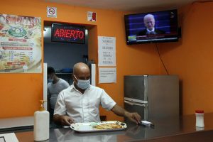 Un empleado en una pizzería privada prepara un pedido para un cliente, durante las medidas de restricción impuestas para prevenir la propagación de la covid, en La Habana. Cuba va a pasar de tener solo 127 actividades autorizadas para el trabajo autónomo a que sean solo 124 las prohibidas total o parcialmente, lo que impulsará el sector privado en este país insular. Foto: Jorge Luis Baños/IPS