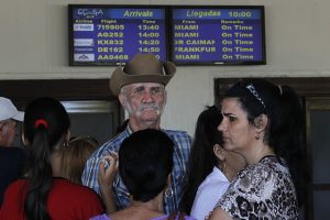 Una familia aguarda la llegada de un vuelo procedente de Miami en el Aeropuerto Internacional José Martí, en La Habana. Desde 2019, Washington eliminó los vuelos comerciales a Cuba, excepto algunos a la capital. Entre las primeras medidas del presidente Joe Biden hacia Cuba pudieran estar la reautorización de los vuelos comerciales directos y la ampliación de licencias para los viajes de estadounidenses a Cuba, lo que reanimaría el turismo. Foto: Jorge Luis Baños/IPS
