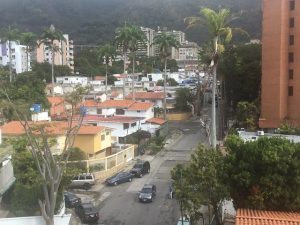 Pequeños tanques de plástico azul sobre los techos de las viviendas unifamiliares forman parte del paisaje de los barrios residenciales de Caracas. Esos tanques y los depósitos subterráneos o aéreos obligatorios en los edificios de la capital de Venezuela palian la aguda irregularidad del suministro del servicio. Foto: Humberto Márquez /IPS