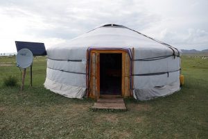 Una yurta en Mongolia, las viviendas de los nómadas de las estepas del país, con un panel solar que genera electricidad suficiente para el consumo de esta vivienda, propia de los nómadas de sus estepas. También le permite el lujo de conectar la televisión por satélite. Foto: Niek van Son / CC By 2.0