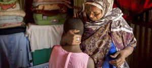 Una abuela ejecutante de la ablación femenina y su nieta, aún no sometida a ese procedimiento por encontrarse enferma, en Somalilandia. La ONU busca salvar a millones de niñas de esa práctica que lesiona gravemente sus derechos. Foto: Georgina Goodwin/UNFPA