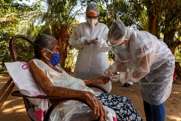 Una anciana indígena es atendida en el interior del estado brasileño de Amazonas, duramente castigado por la pandemia covid-19. Foto: Diego Baravelli/MSF