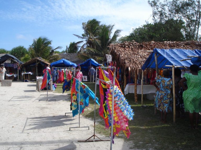 Un mercado de artesanías para turistas en Port Vila, capital de Vanuatu, antes de la pandemia. El costo para los países y territorios del Pacífico, que mantienen estrictos cierres fronterizos para proteger a sus pequeñas y muy vulnerables poblaciones, es la destrucción de la industria del turismo. Foto: Catherine Wilson/ IPS