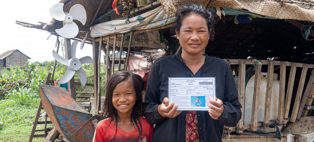 Una mujer muestra su tarjeta de transferencia de dinero,otorgada por el gobierno, en un pueblo de Camboya. El mecanismo, auspiciado por agencias de las Naciones Unidas, ayuda a resistir la crisis a unas 700 000 familias. Foto: Kimheang Toun/PNUD