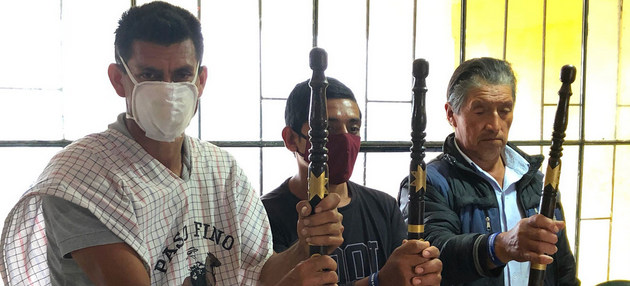"Solo tenemos nuestros bastones de mando, que simbolizan nuestra autoridad, nuestra resistencia pacífica y la defensa que hacemos de nuestro territorio", dicen líderes indígenas bajo asedio de grupos armados responsables de asesinatos. Foto: ONU Colombia