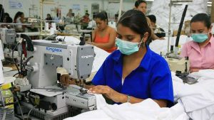 La tasa de desempleo de la mujer en América Latina y el Caribe alcanzó a 12 por ciento en 2020, pero sería casi el doble si se consideran las cifras de mujeres que trabajaban antes de la pandemia, en 2019. Foto: BID