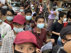 Un manifestante mantiene el saludo de tres dedos contra el golpe militar en Myanmar, tomado de la película "Los juegos del hambre", que fue popularizada por las protestas a favor de la democracia en Hong Kong y Tailandia. Foto: CC BY-SA 4.0