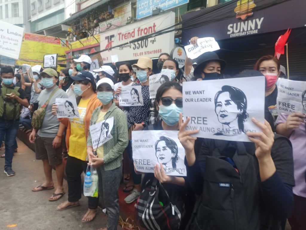 Manifestantes exigen la liberación de la líder civil Aung San Suu Kyi. Las protestas siguen desafiando a los golpistas militares en Myanmar, que incrementan la represión día tras día, además de tomar medidas urgentes para controlar todos los poderes y coartar los derechos humanos, además de buscar a los líderes de la desobediencia civil. Foto: CC BY-SA 4.0