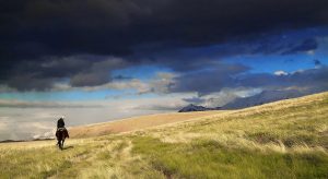 Un hombre cabalga por las montañas de Kirguistán. El Pnuma plantea que deben tomarse a partir de este año nuevas medidas de "paz con la naturaleza", para encarar las tres graves amenazas ambientales que soporta el planeta. Foto: Unesco