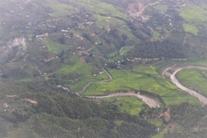 Asentamientos dispersos al pie de la parte india del Himalaya, con un río alimentado por un glaciar que serpentea cerca ya de Nepal. Crédito: Manipadma Jena/ IPS