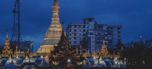 Vista de una pagoda en la madrugada de Yangon, la principal ciudad de Myanmar, donde la mayoría de la población es de confesión budista. Los militares han dirigieron al país durante décadas tras la independencia en 1948, y ahora regresan al poder. Foto: Unplash/Kyle Petzer