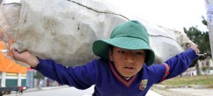 Un niño carga un saco con botellas de plástico en La Paz. La OIT considera que en 2021 se debe "pisar el acelerador" para erradicar el trabajo infantil en América Latina y el Caribe. Foto: Marcel Crozet/OIT